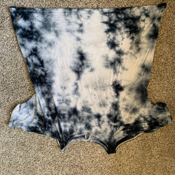 blouse. - Picture 3 of 3